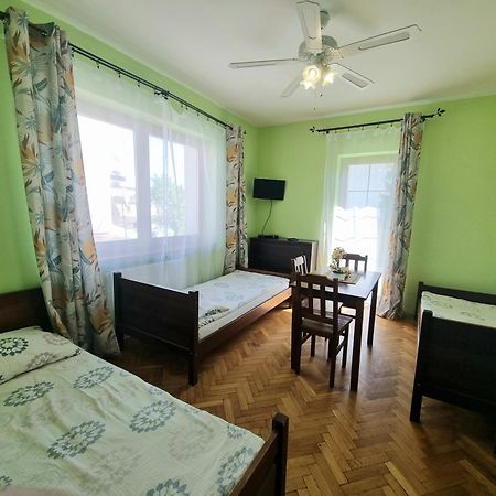 ורוצלב Hostel Rumiankowy Airport Hostel מראה חיצוני תמונה