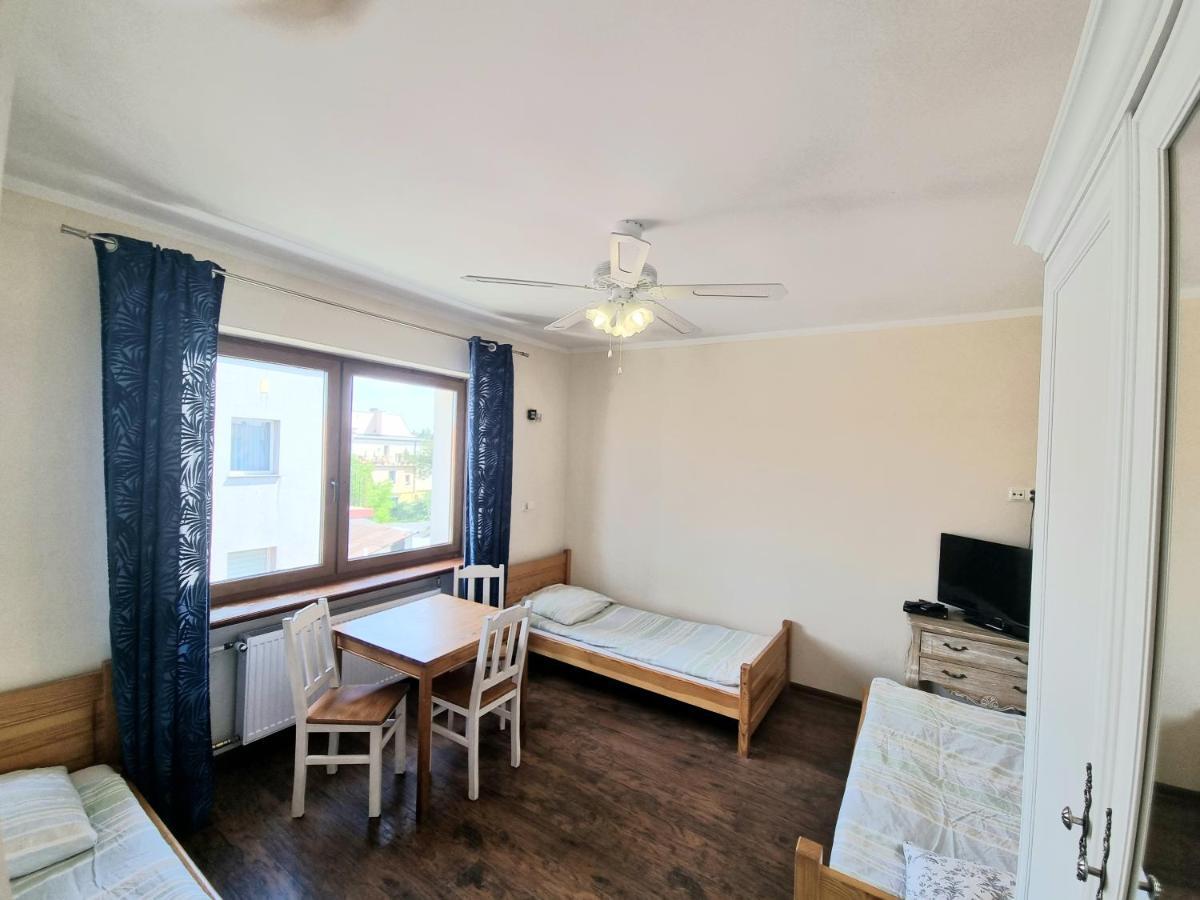 ורוצלב Hostel Rumiankowy Airport Hostel מראה חיצוני תמונה