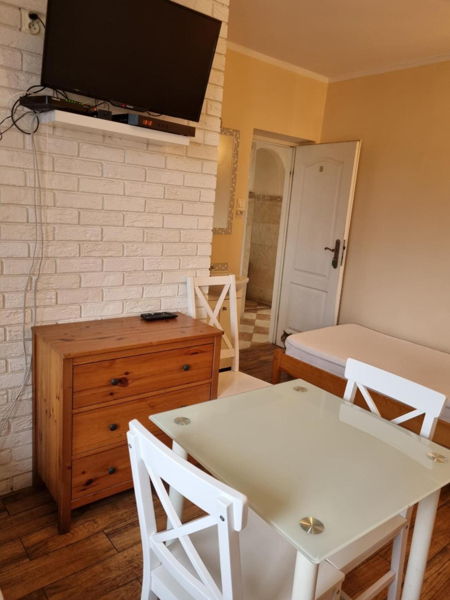 ורוצלב Hostel Rumiankowy Airport Hostel מראה חיצוני תמונה