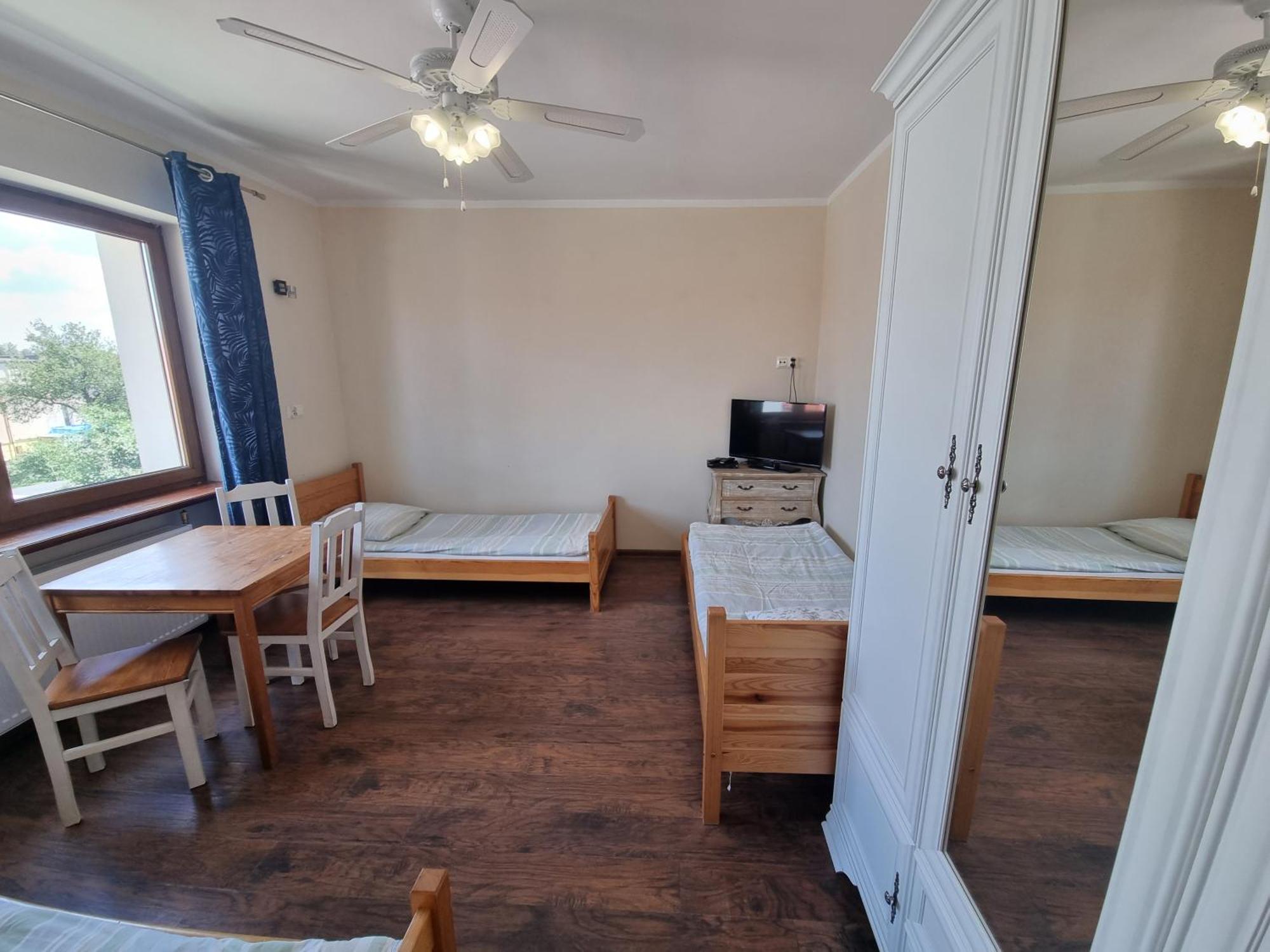 ורוצלב Hostel Rumiankowy Airport Hostel מראה חיצוני תמונה