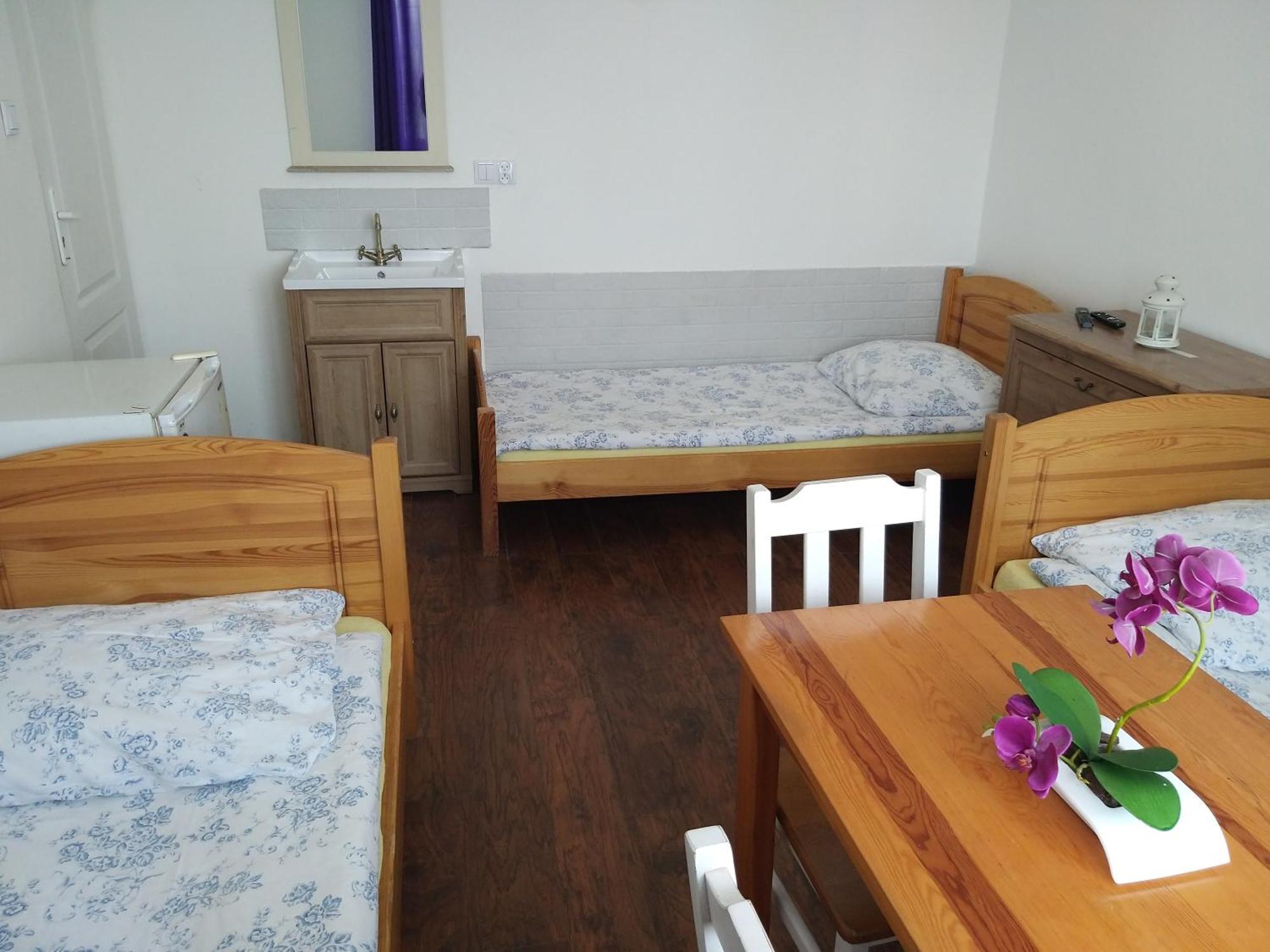 ורוצלב Hostel Rumiankowy Airport Hostel מראה חיצוני תמונה